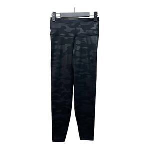 Old Navy Active Elevate Leggings Go-Dry Black Camouflage Print Athleisure Size S